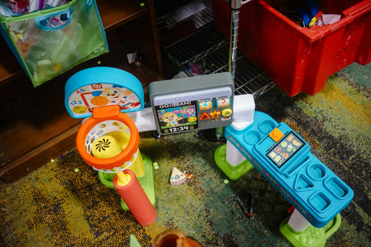 Jouets d'enfants éparpillés au sol